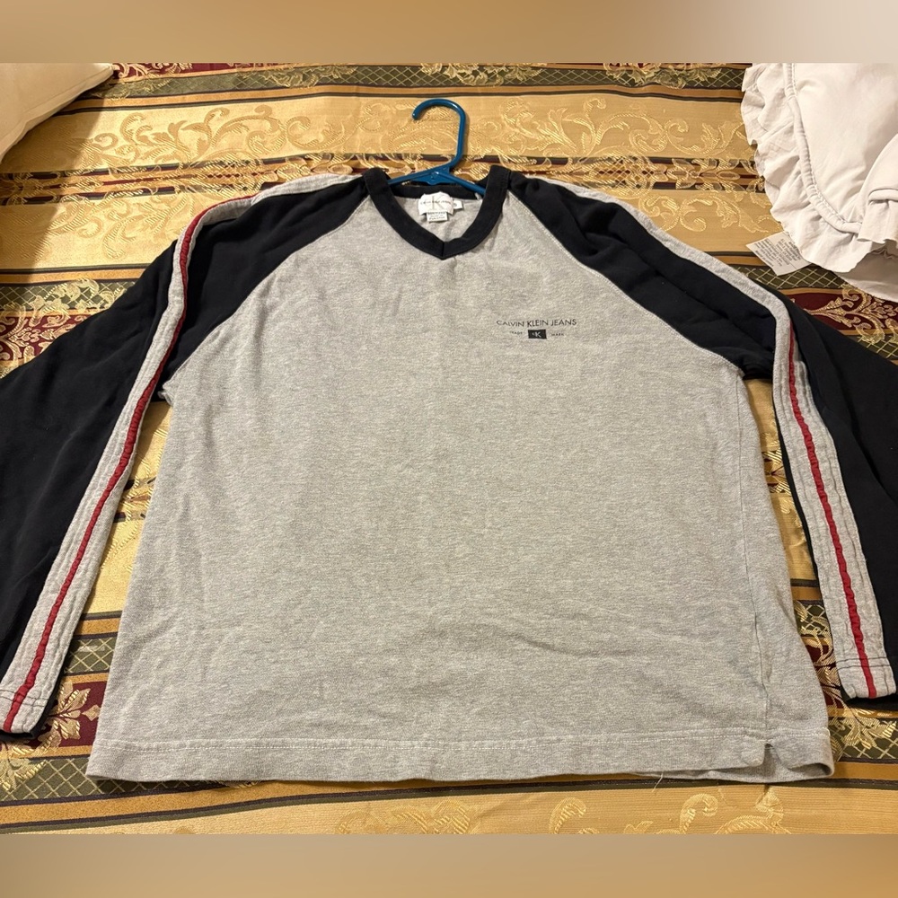 Vintage 90s Men's Calvin Klein CK
Classic Logo Long Sleeve Gray Shirt
Sz. Small